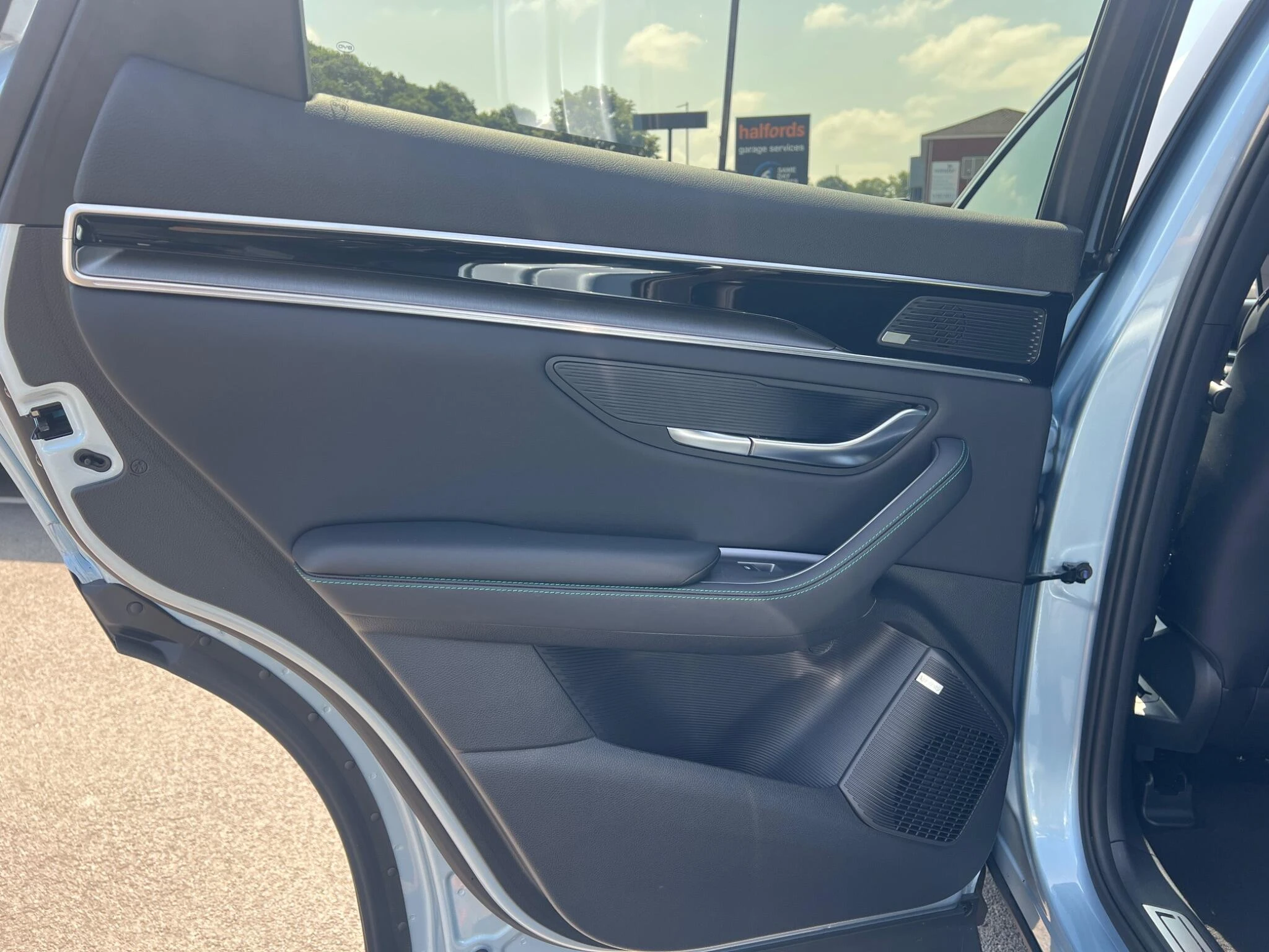 Vehicle image 33