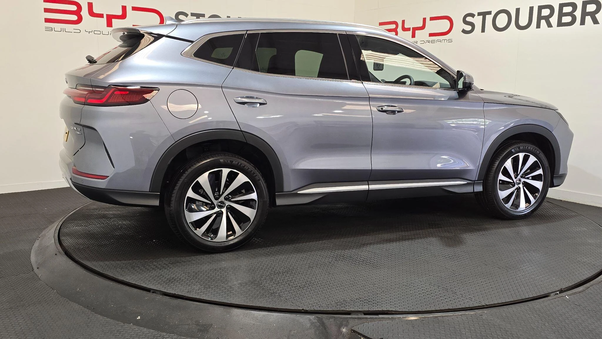 Vehicle image 16