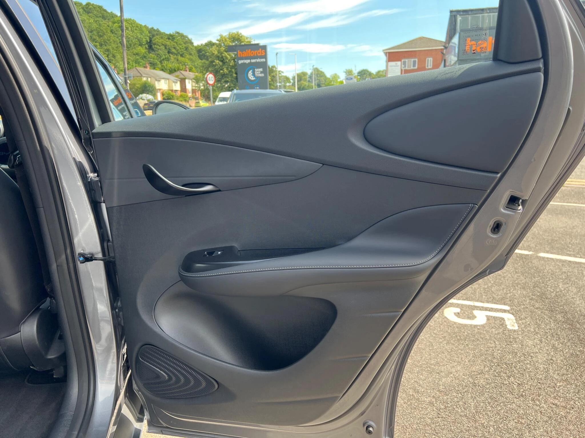 Vehicle image 33