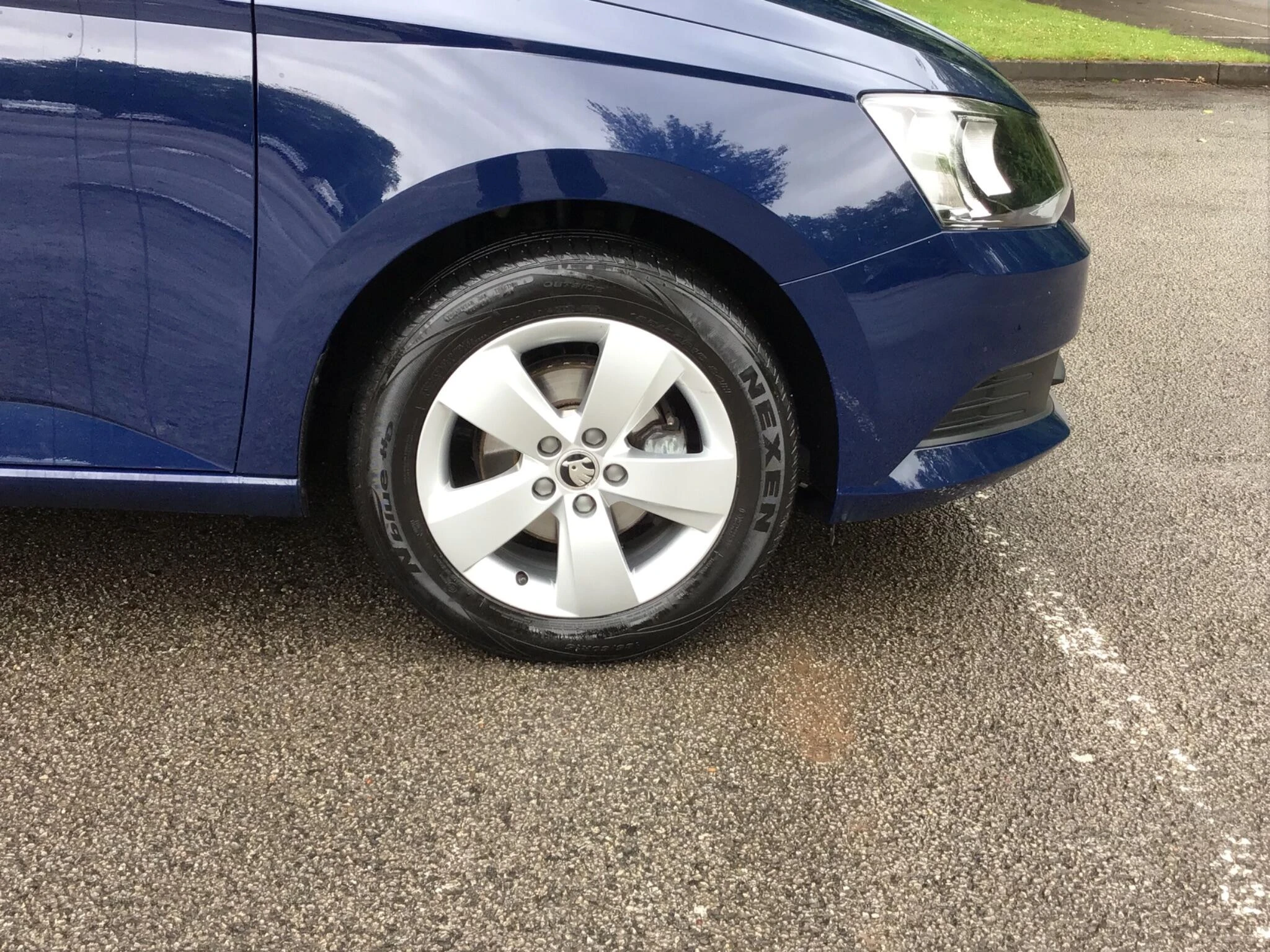Vehicle image 10