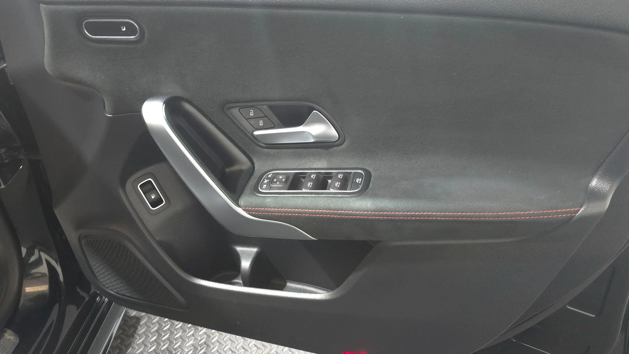 Vehicle image 32