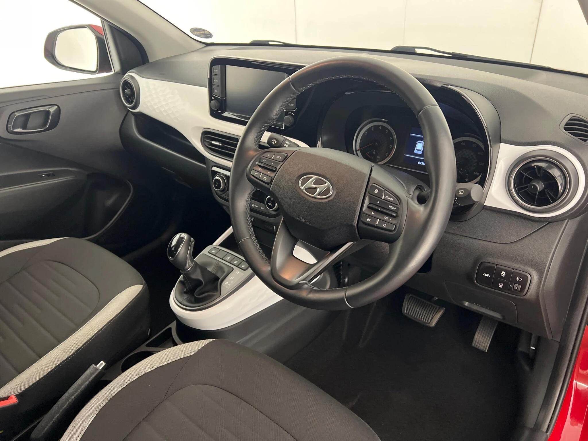Vehicle image 16