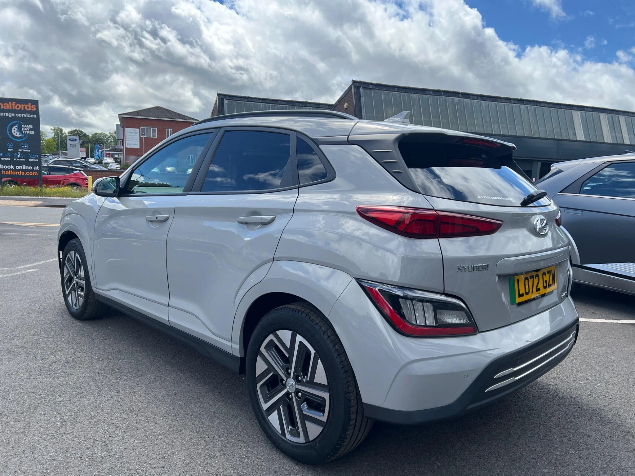 Vehicle image 10