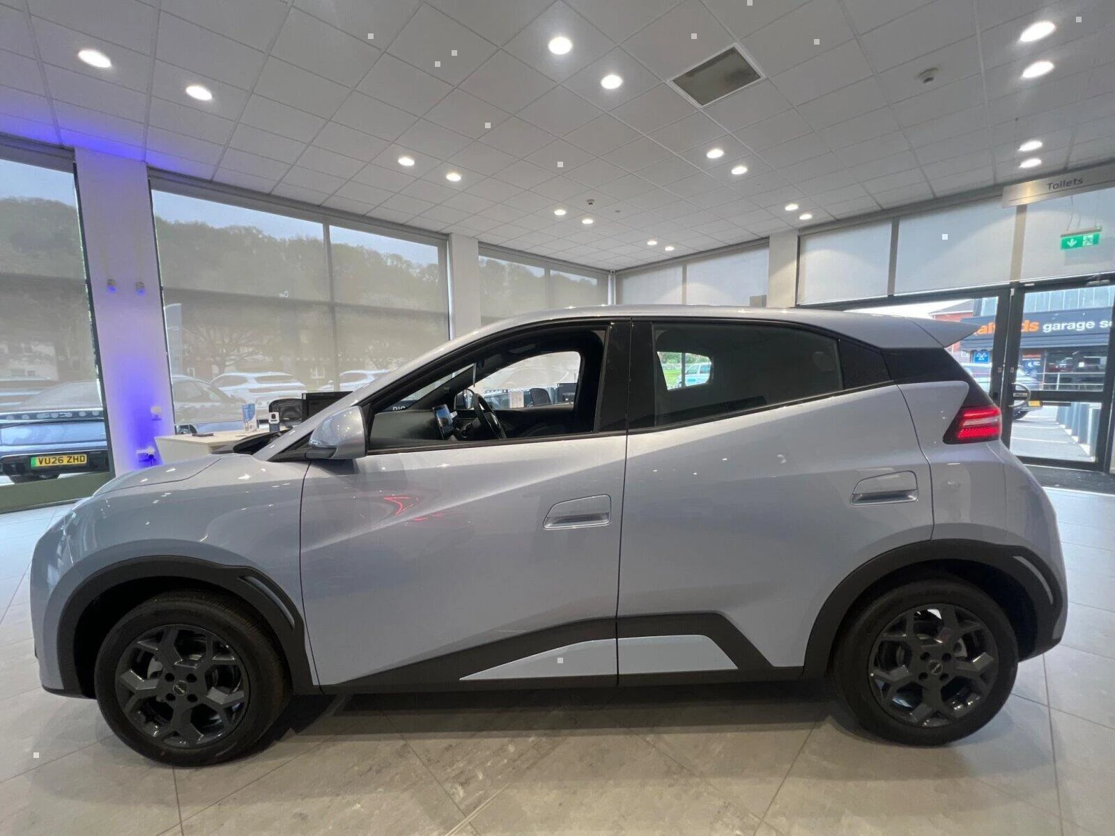 Vehicle image 10