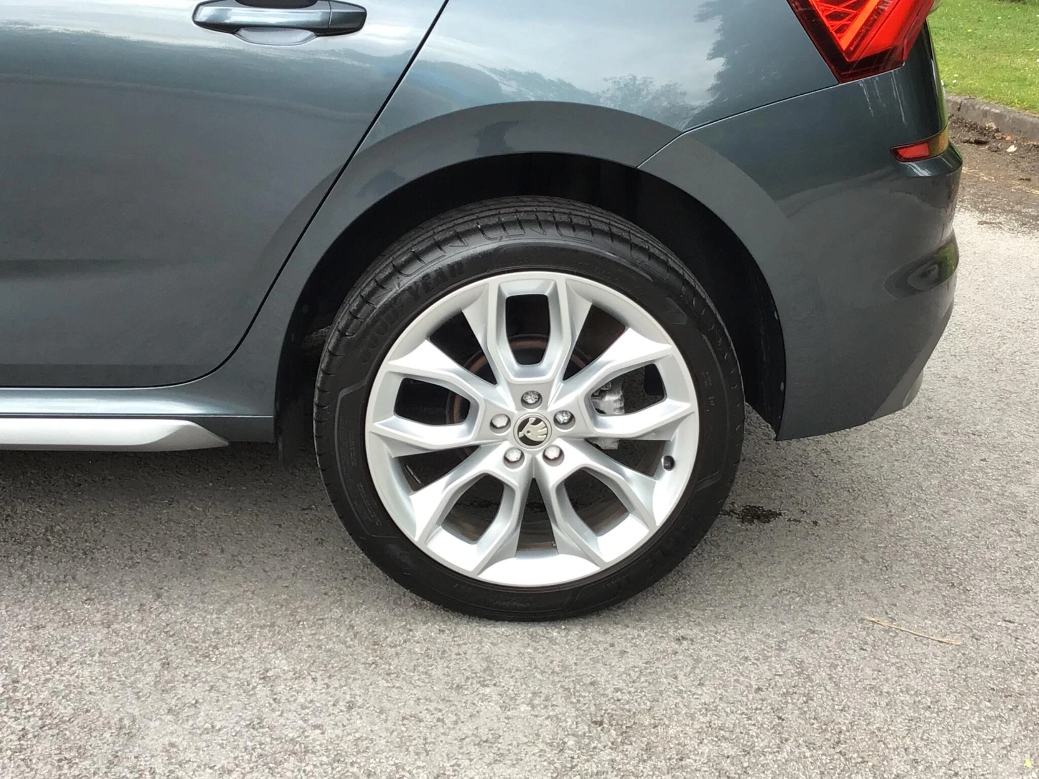 Vehicle image 10