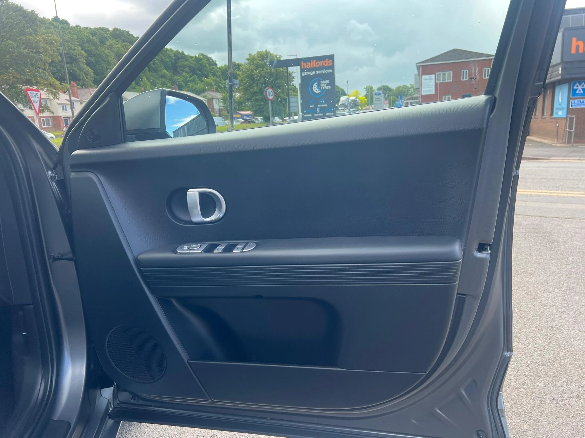 Vehicle image 32
