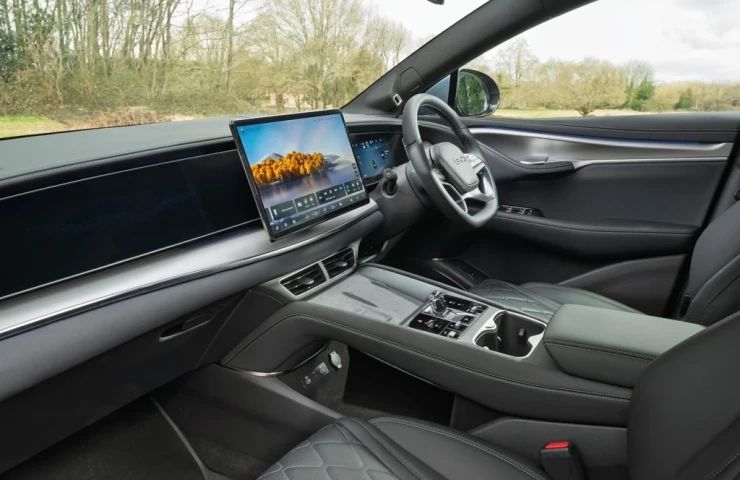 Ocean aesthetics with a dynamic edge