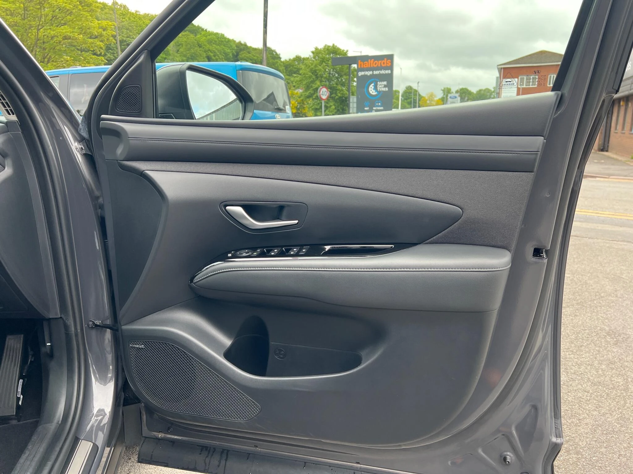 Vehicle image 26