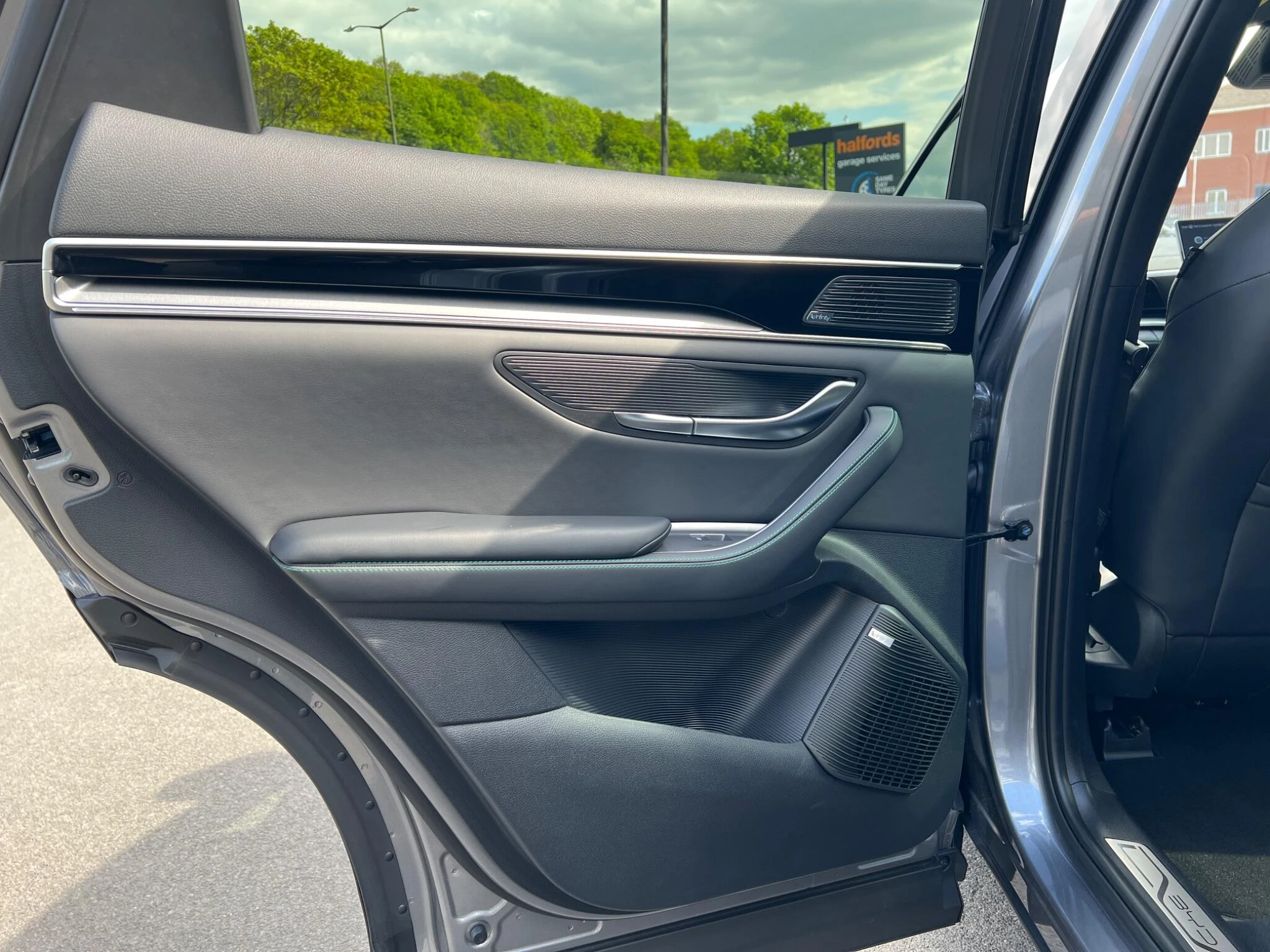 Vehicle image 32