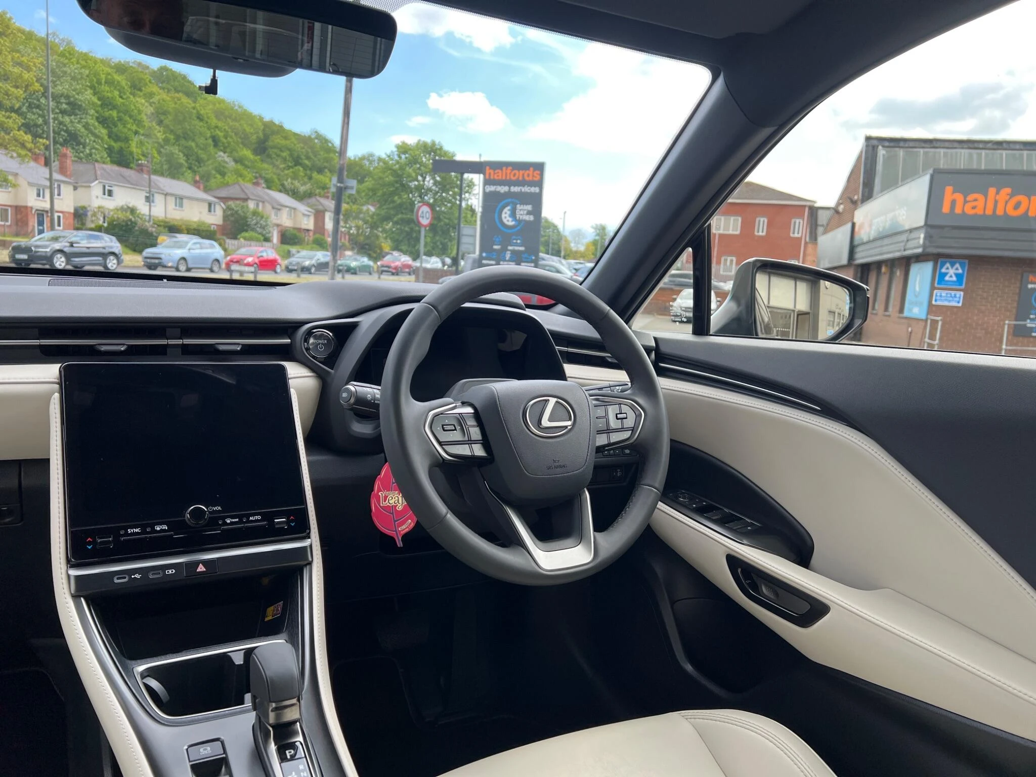 Vehicle image 16