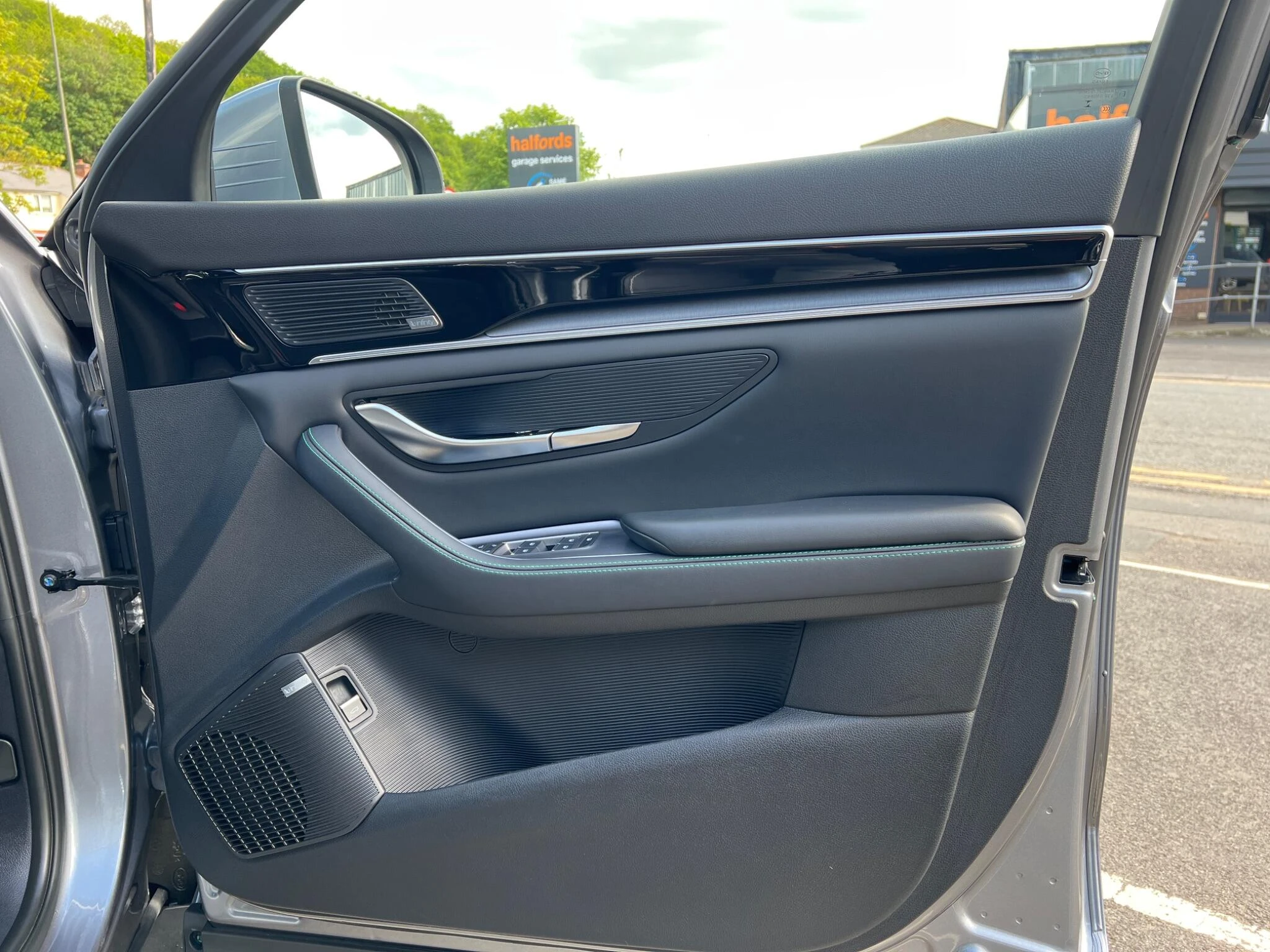 Vehicle image 33