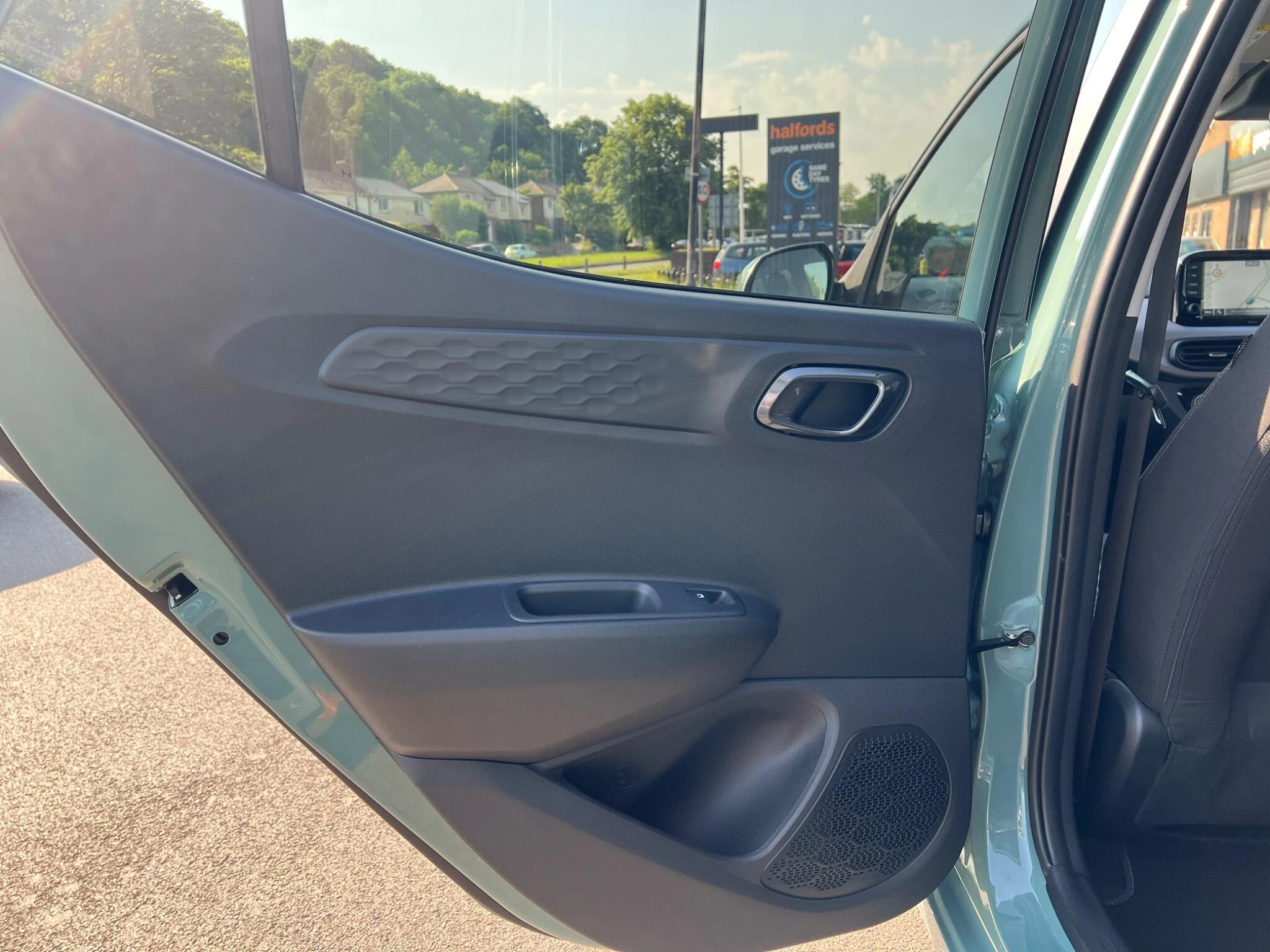 Vehicle image 32