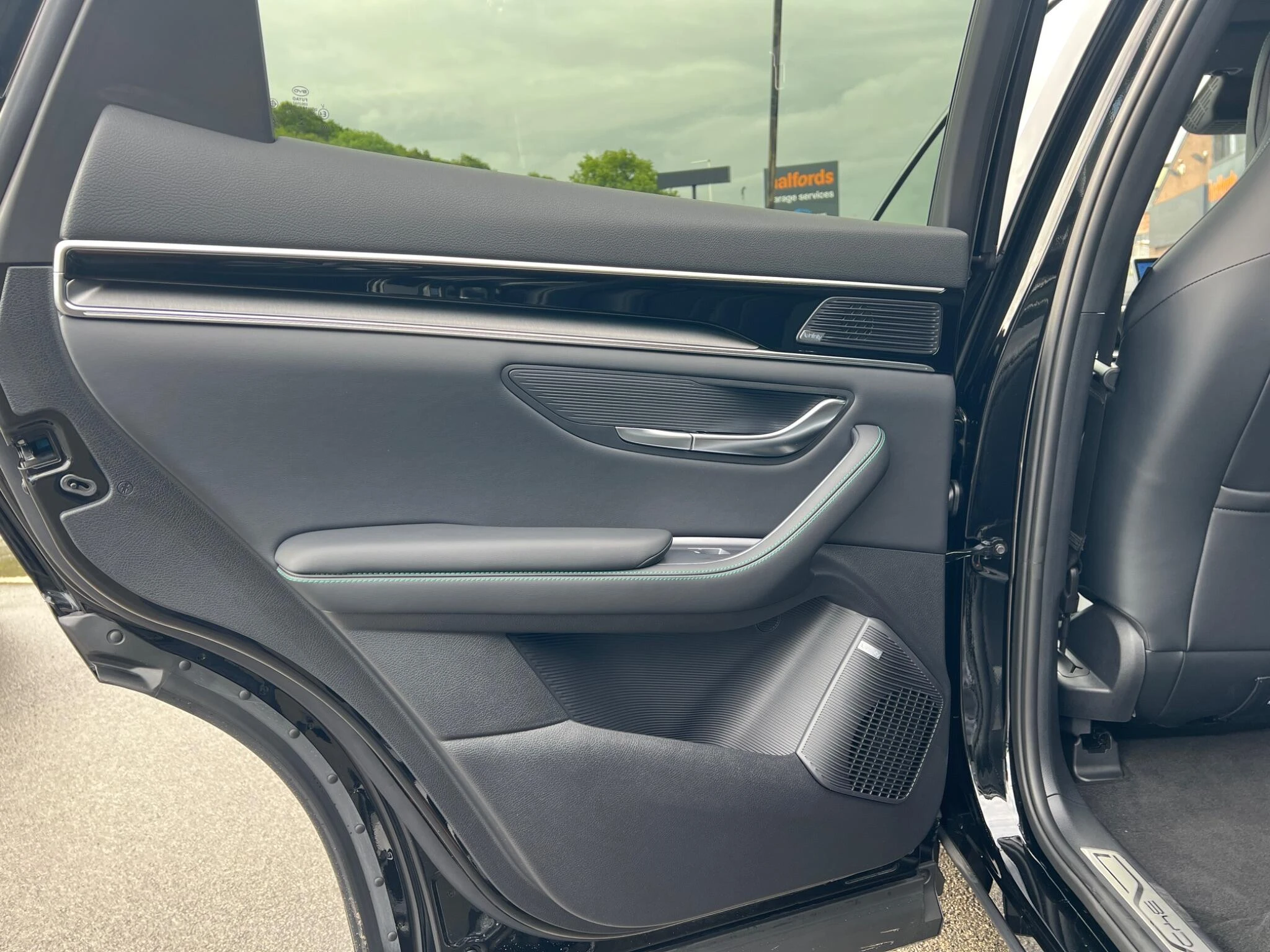 Vehicle image 32