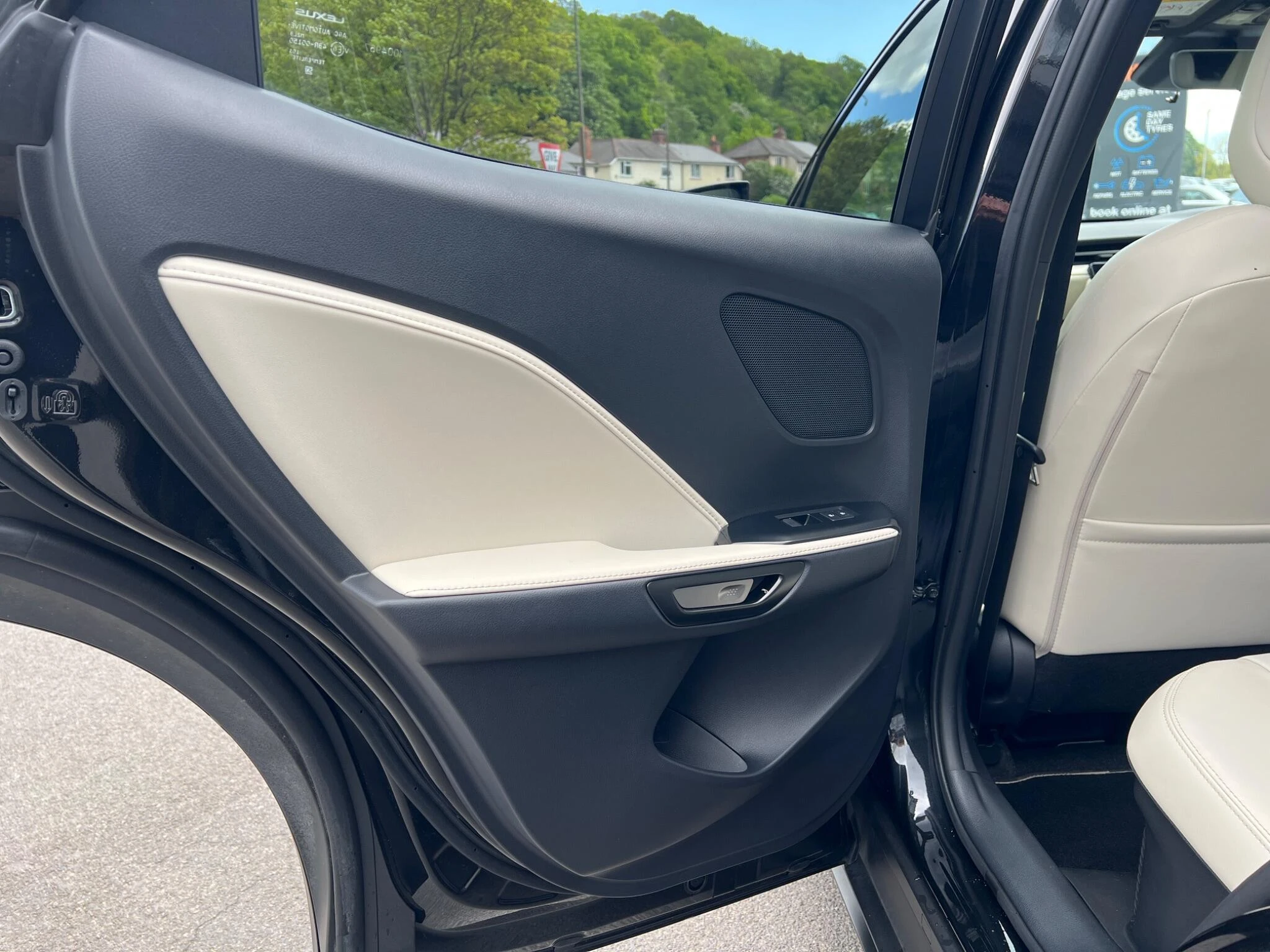 Vehicle image 25