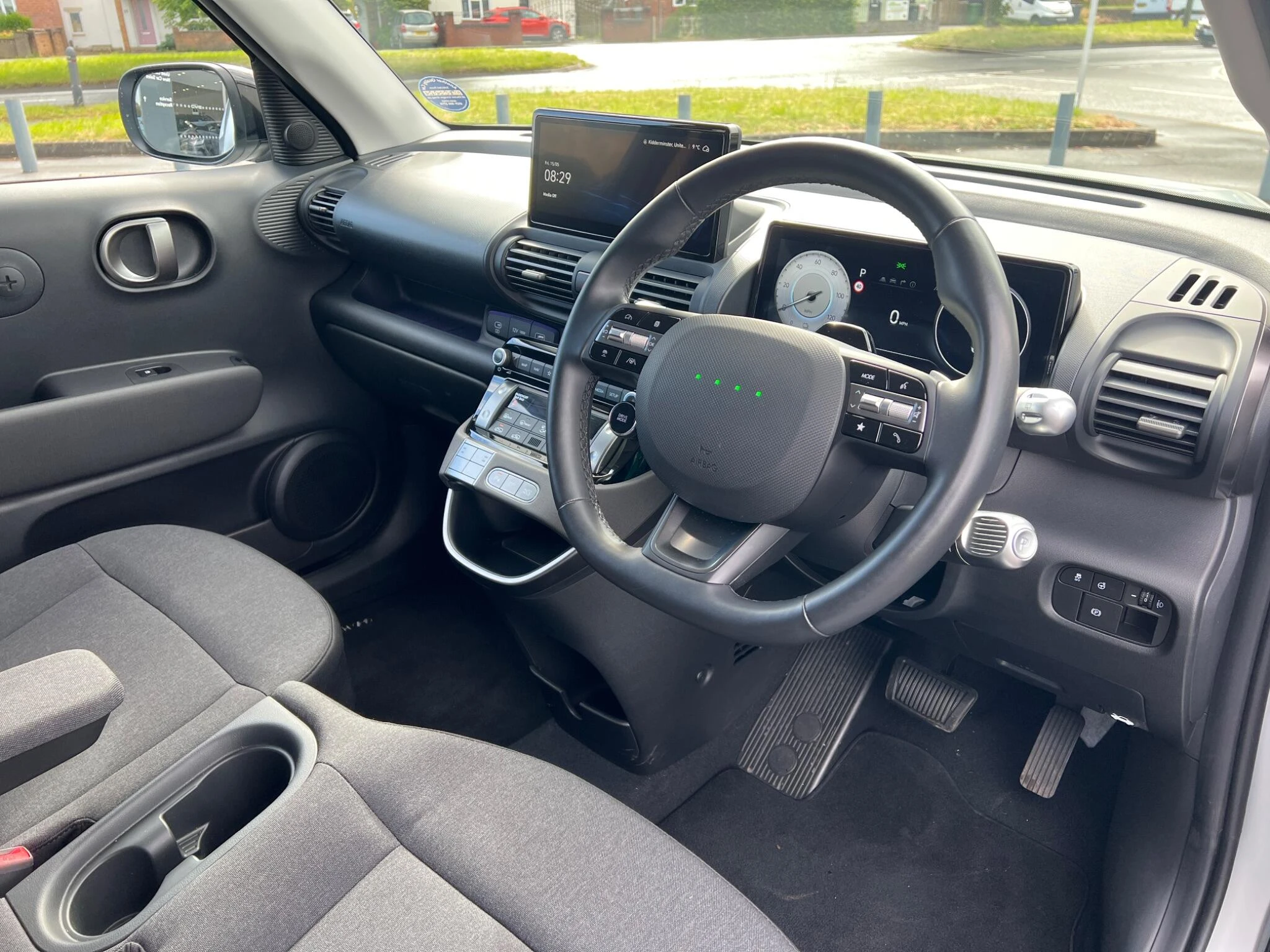 Vehicle image 16