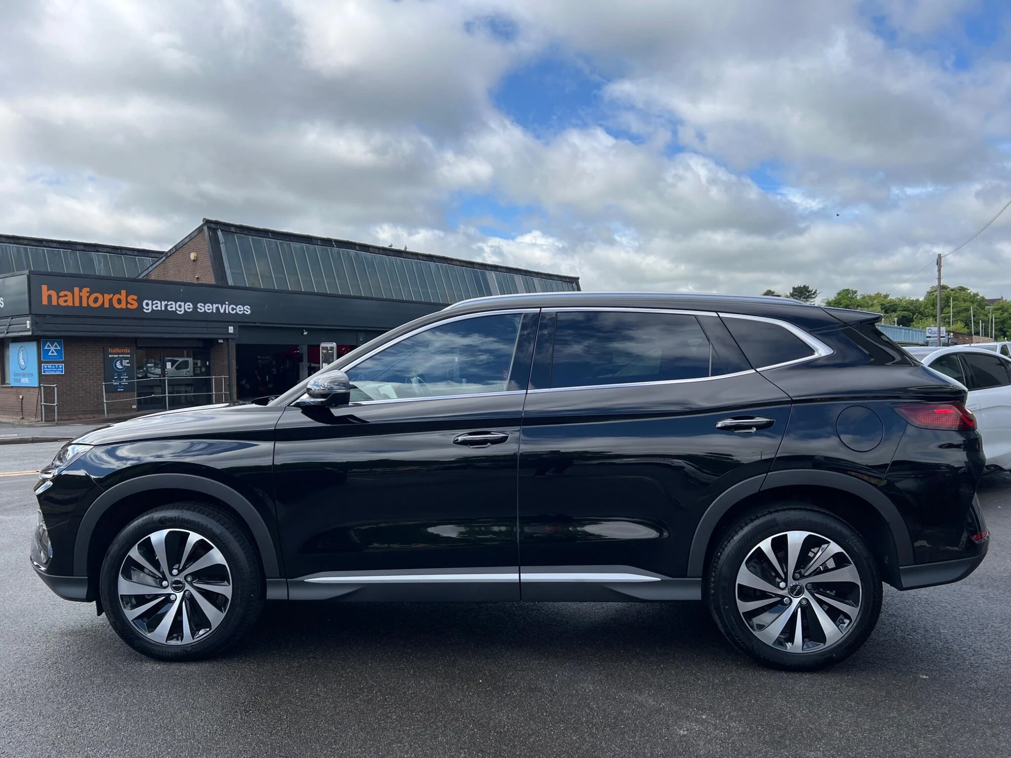 Vehicle image 10