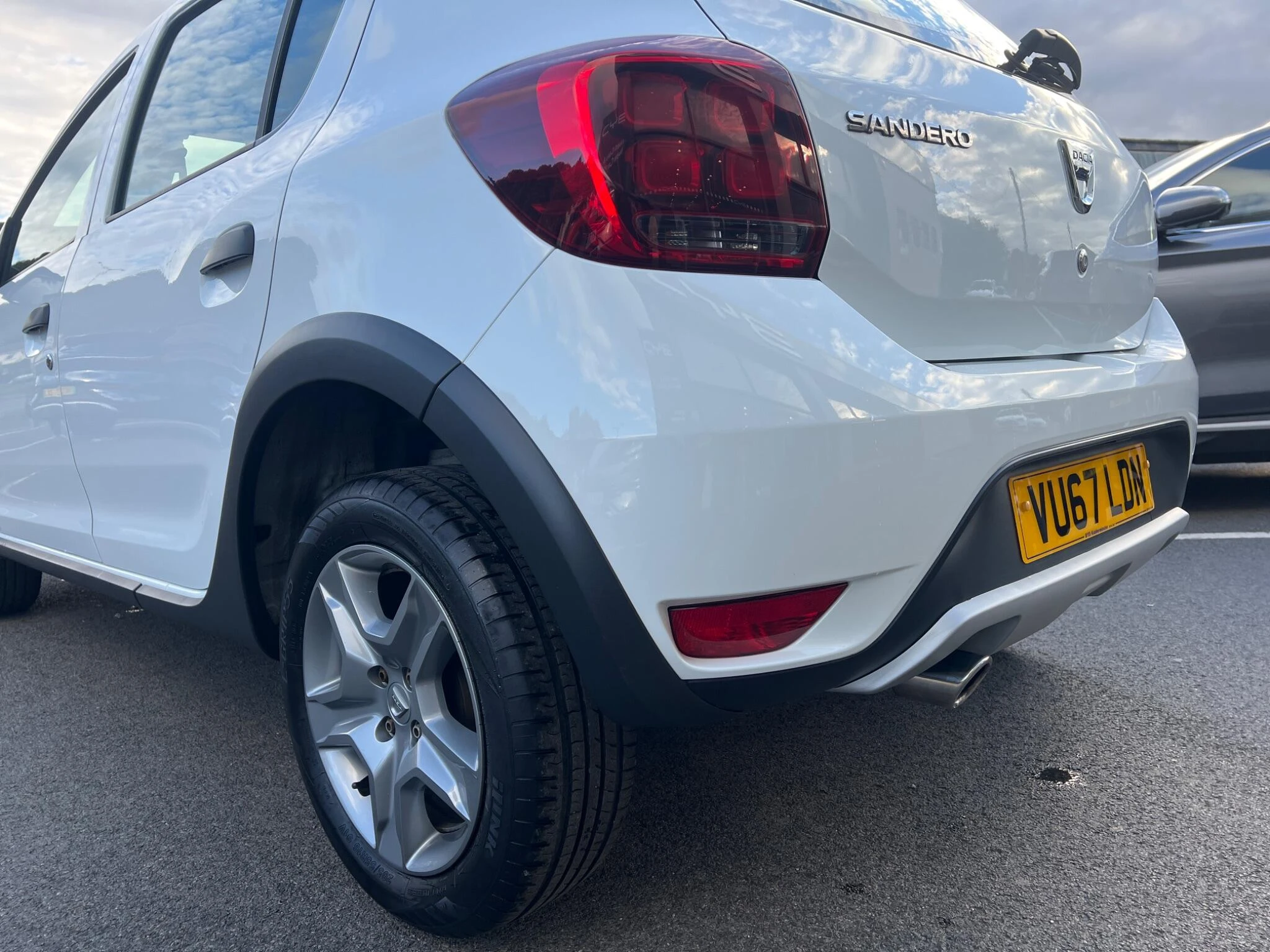 Vehicle image 9