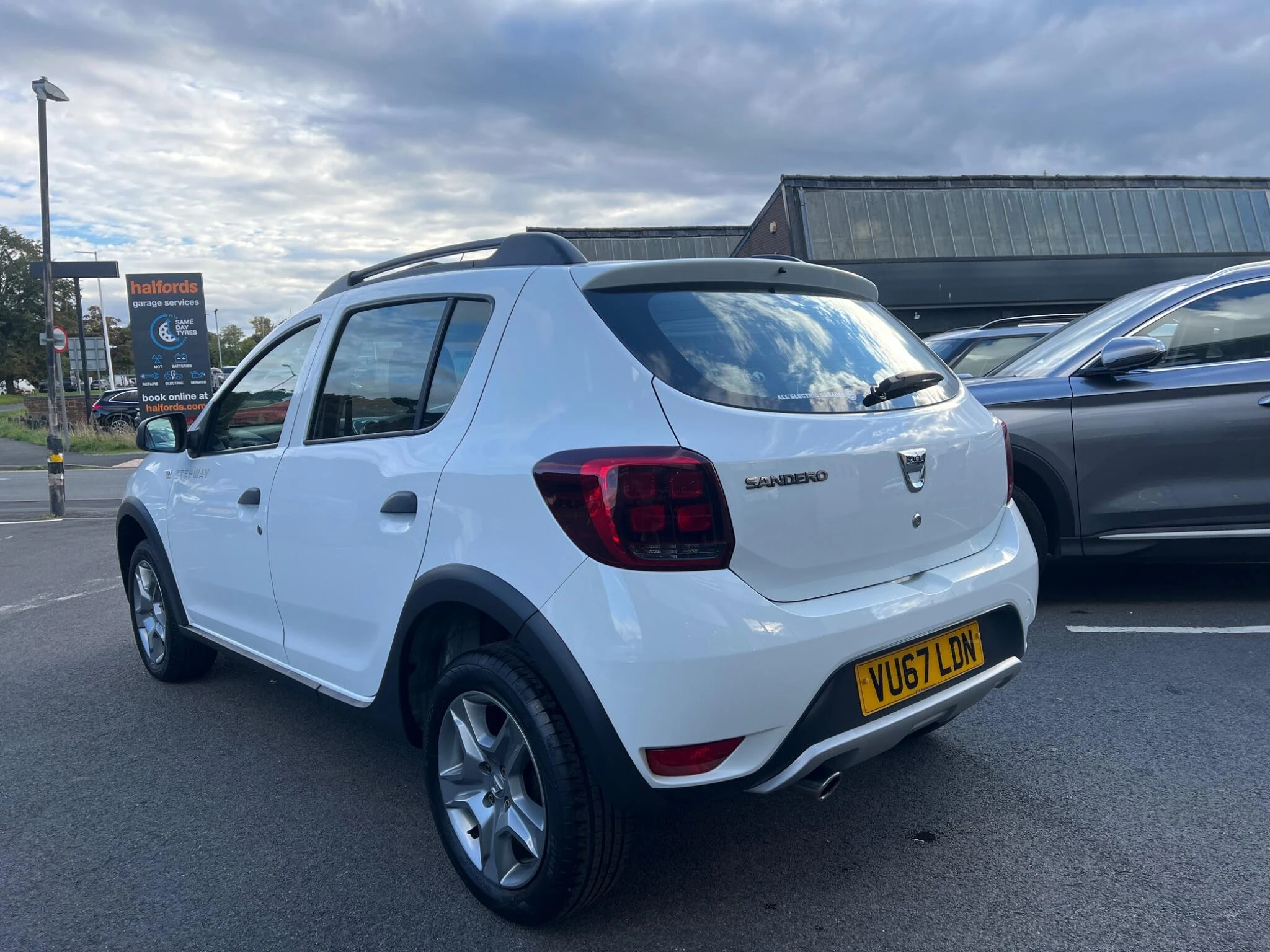Vehicle image 4