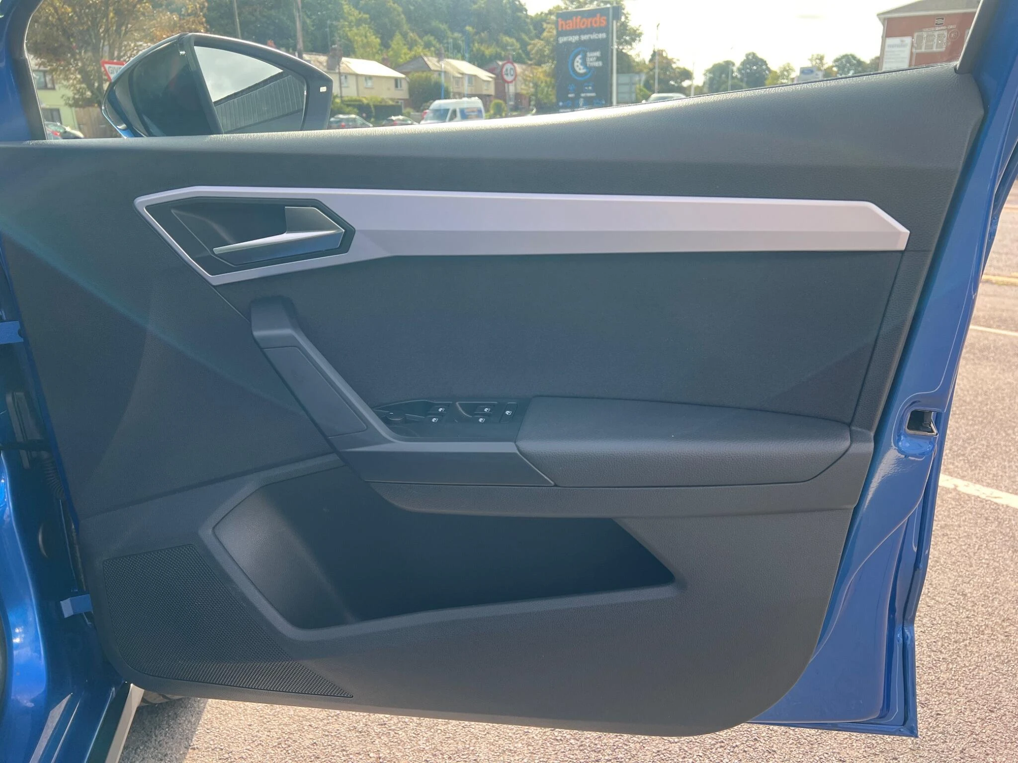 Vehicle image 32