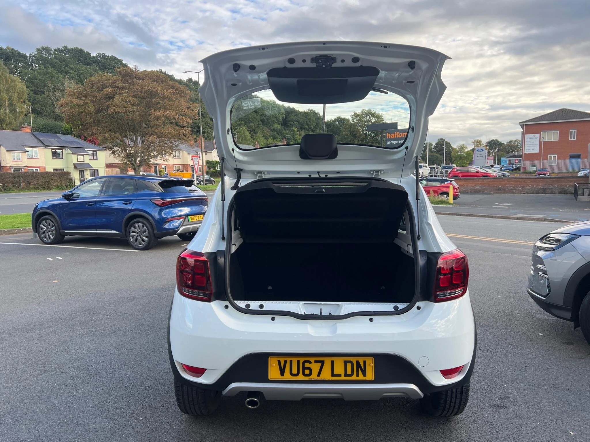 Vehicle image 14