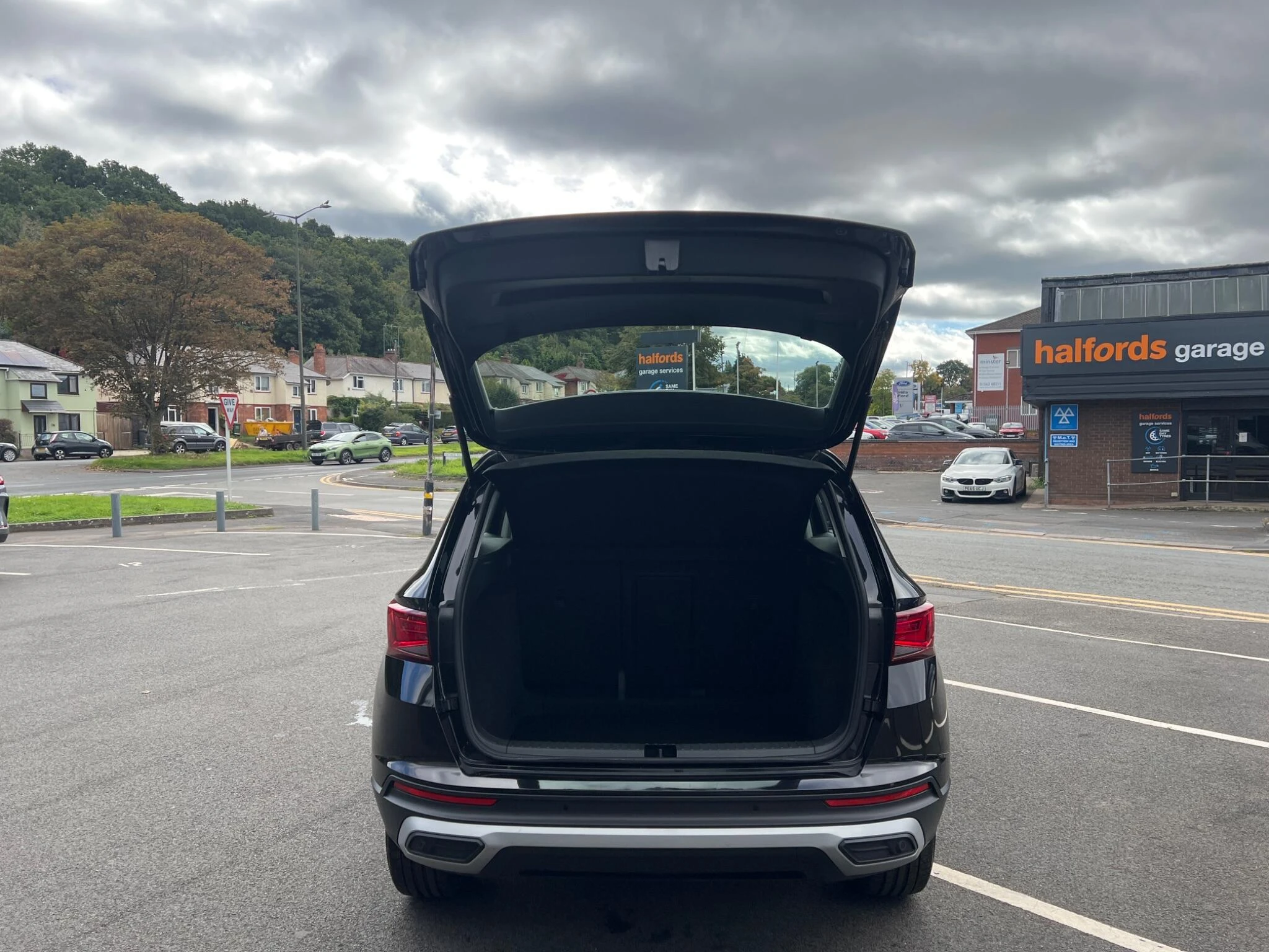 Vehicle image 10