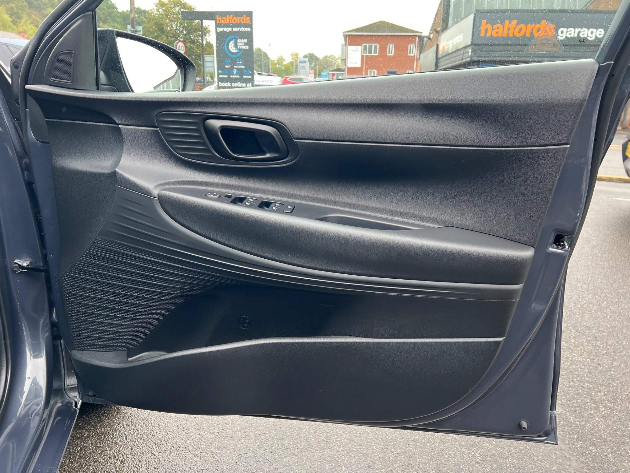 Vehicle image 32