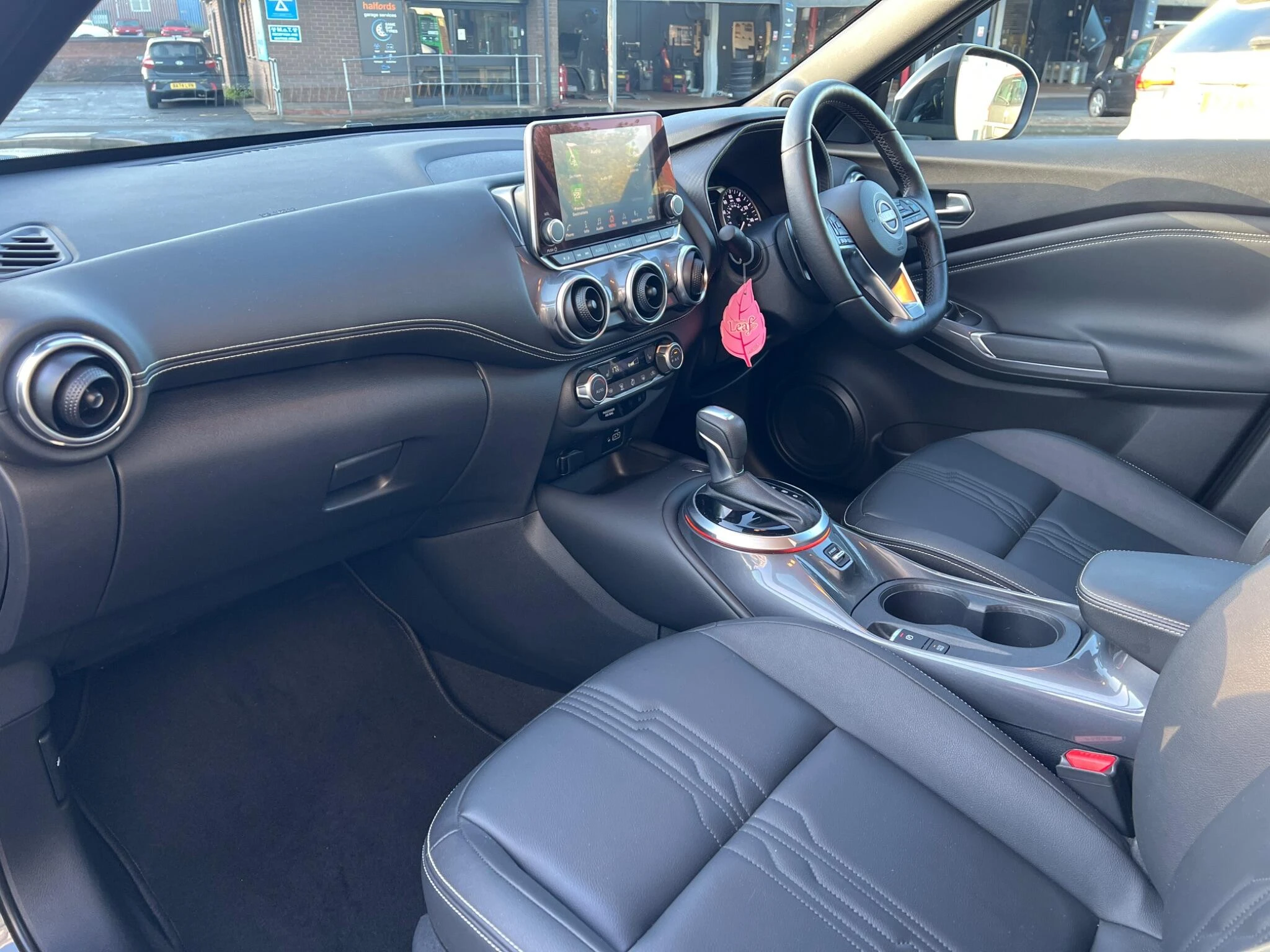 Vehicle image 16
