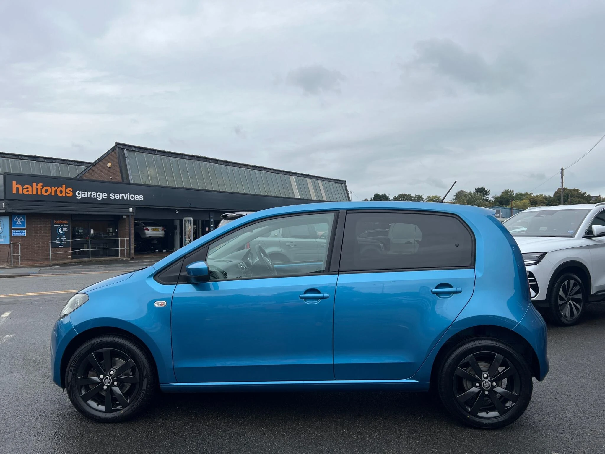 Vehicle image 9