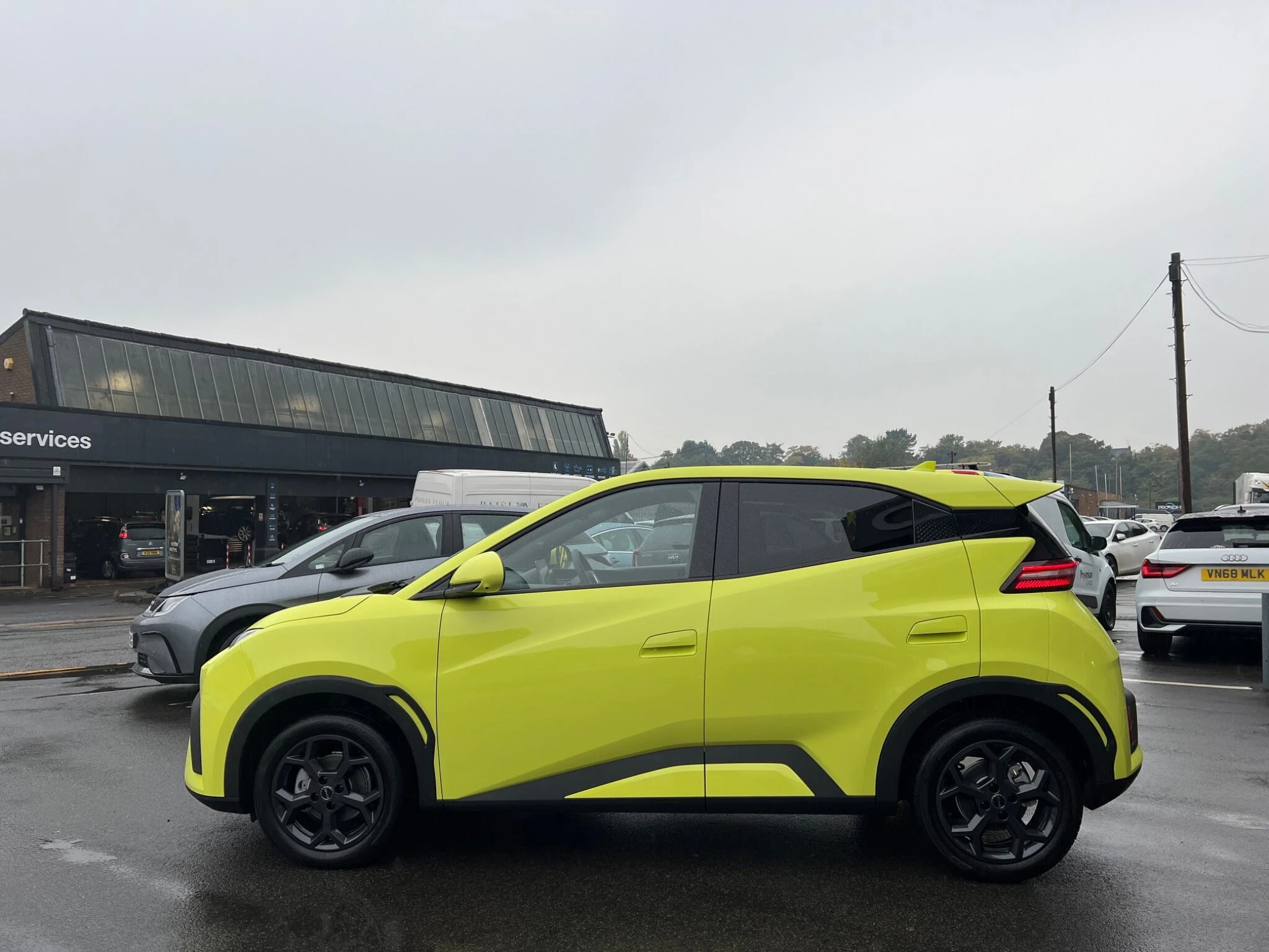Vehicle image 10