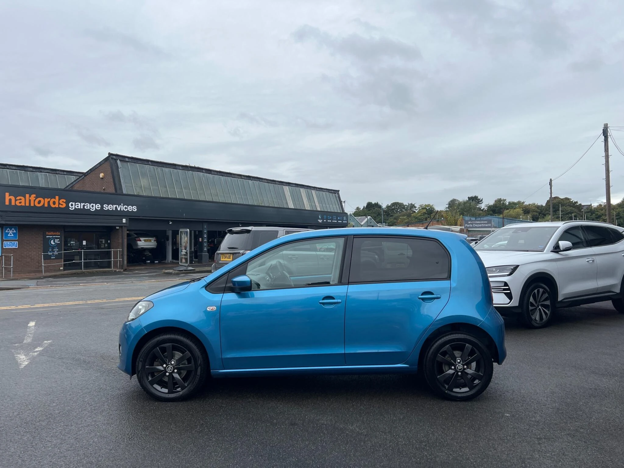 Vehicle image 10