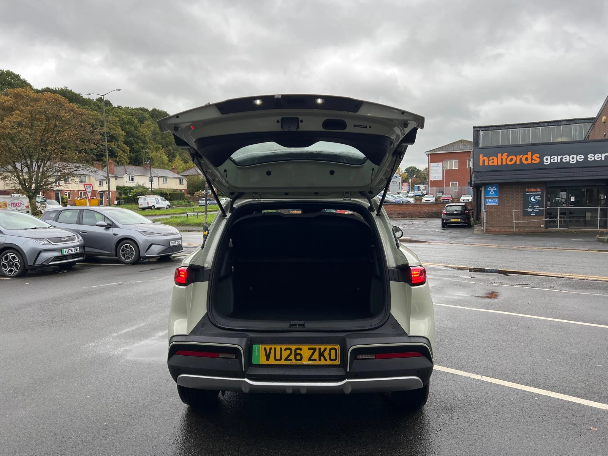 Vehicle image 10