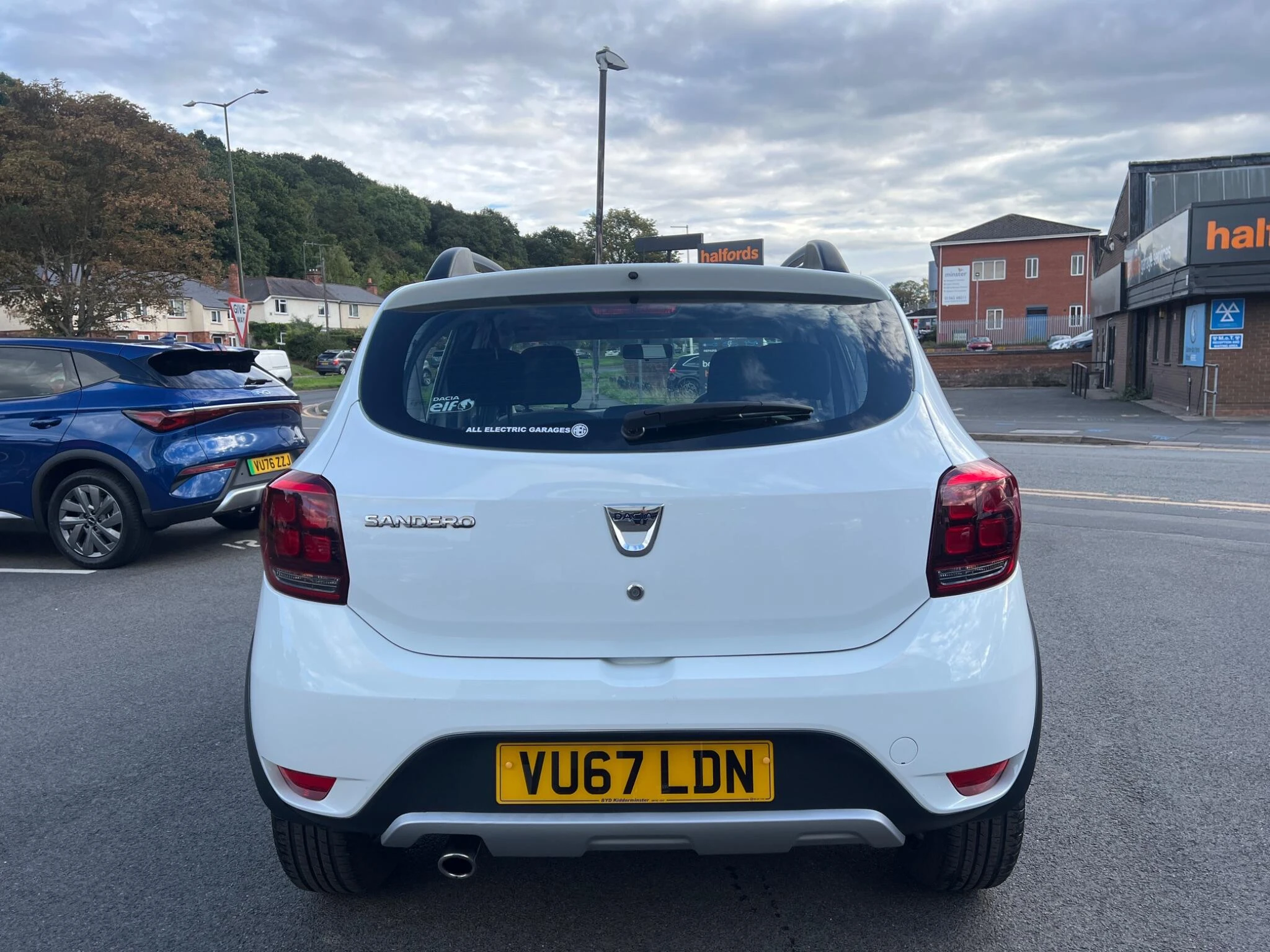 Vehicle image 15