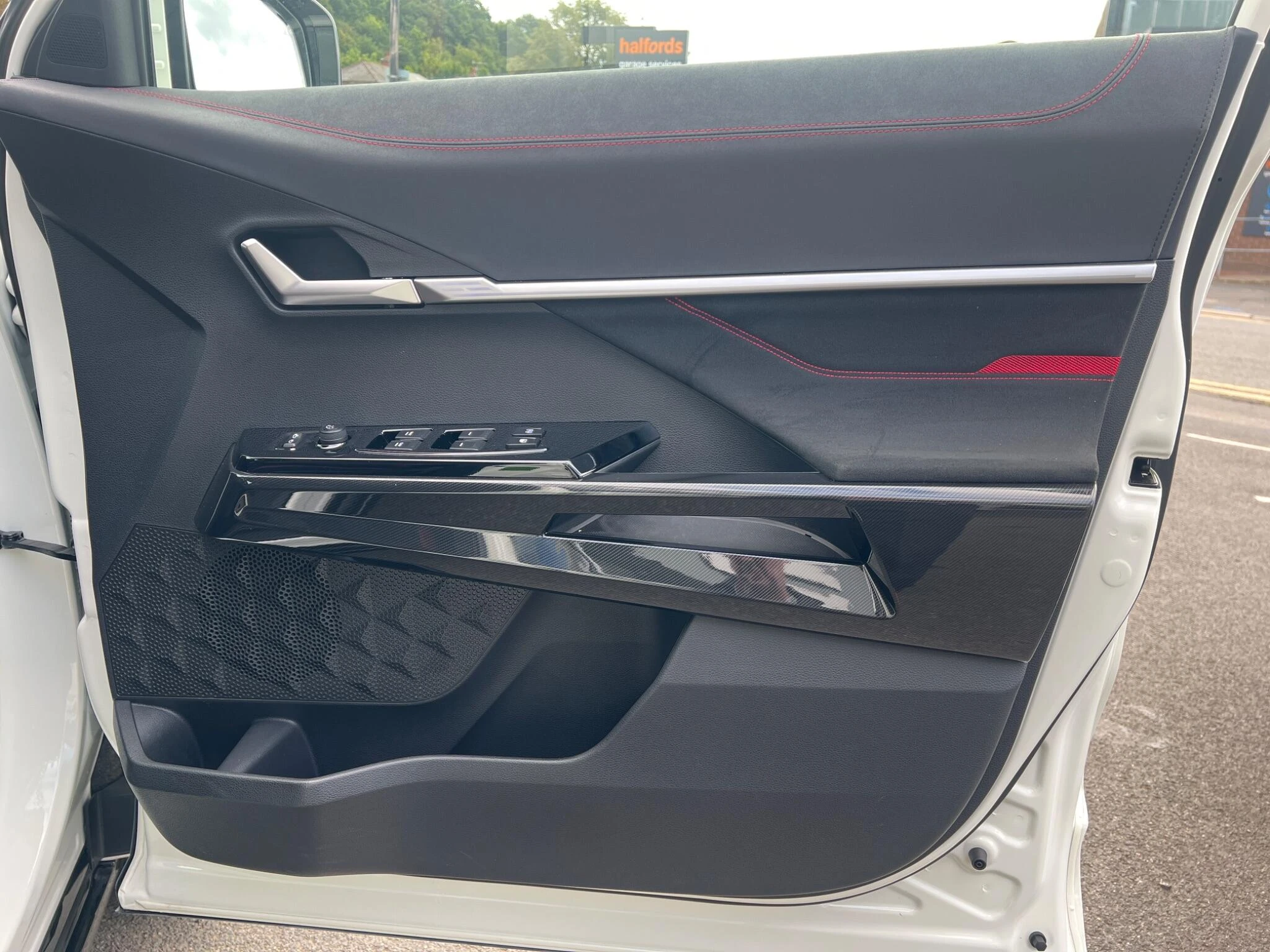 Vehicle image 32