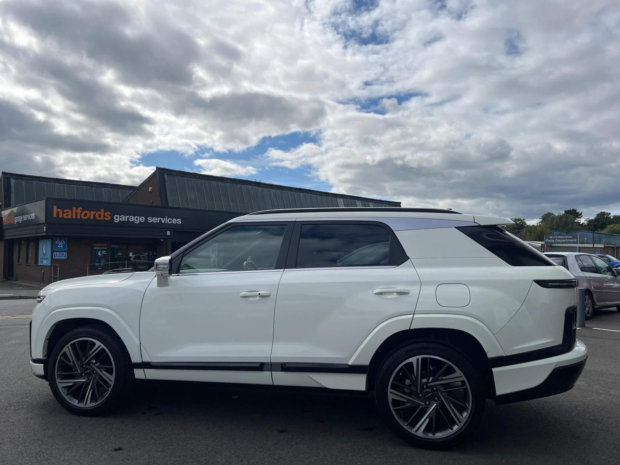Vehicle image 9