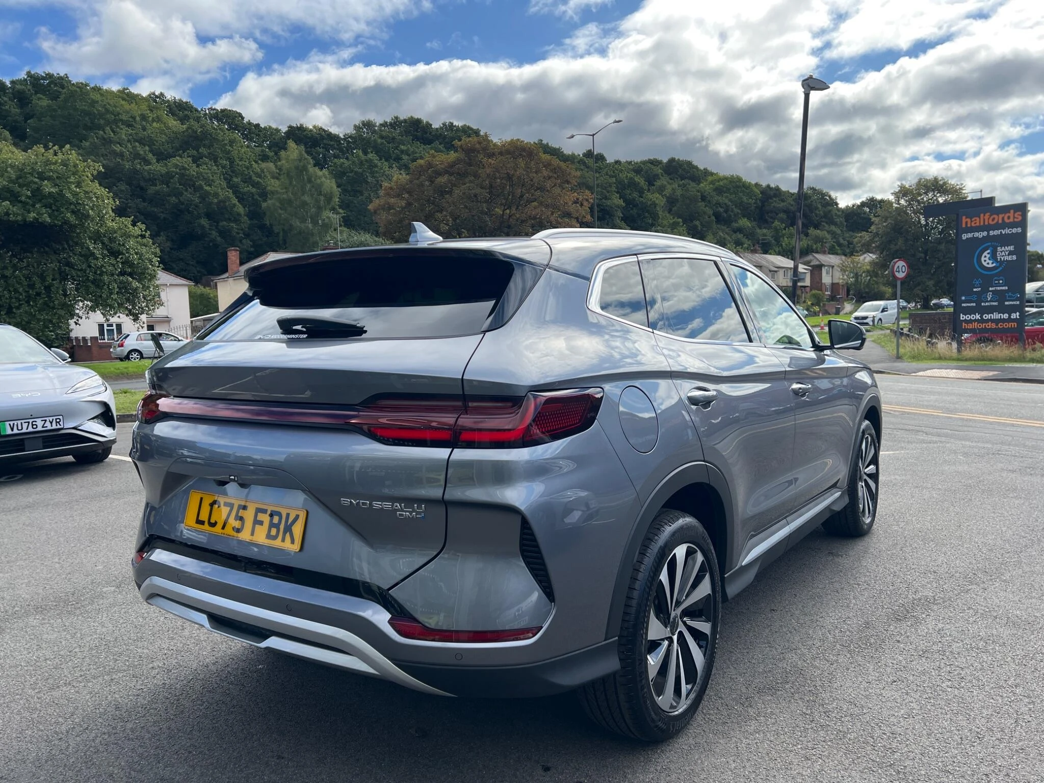 Vehicle image 14