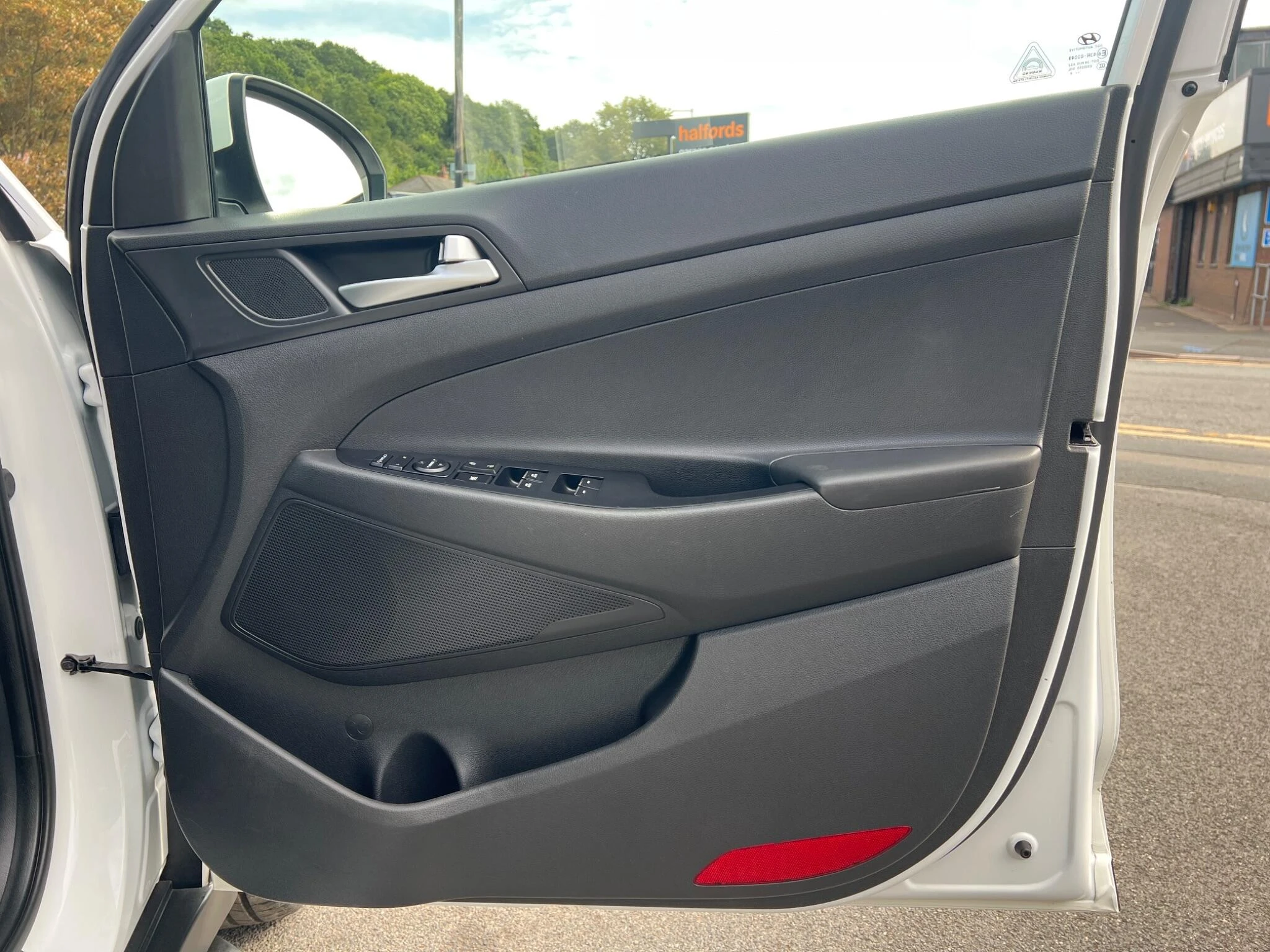 Vehicle image 32