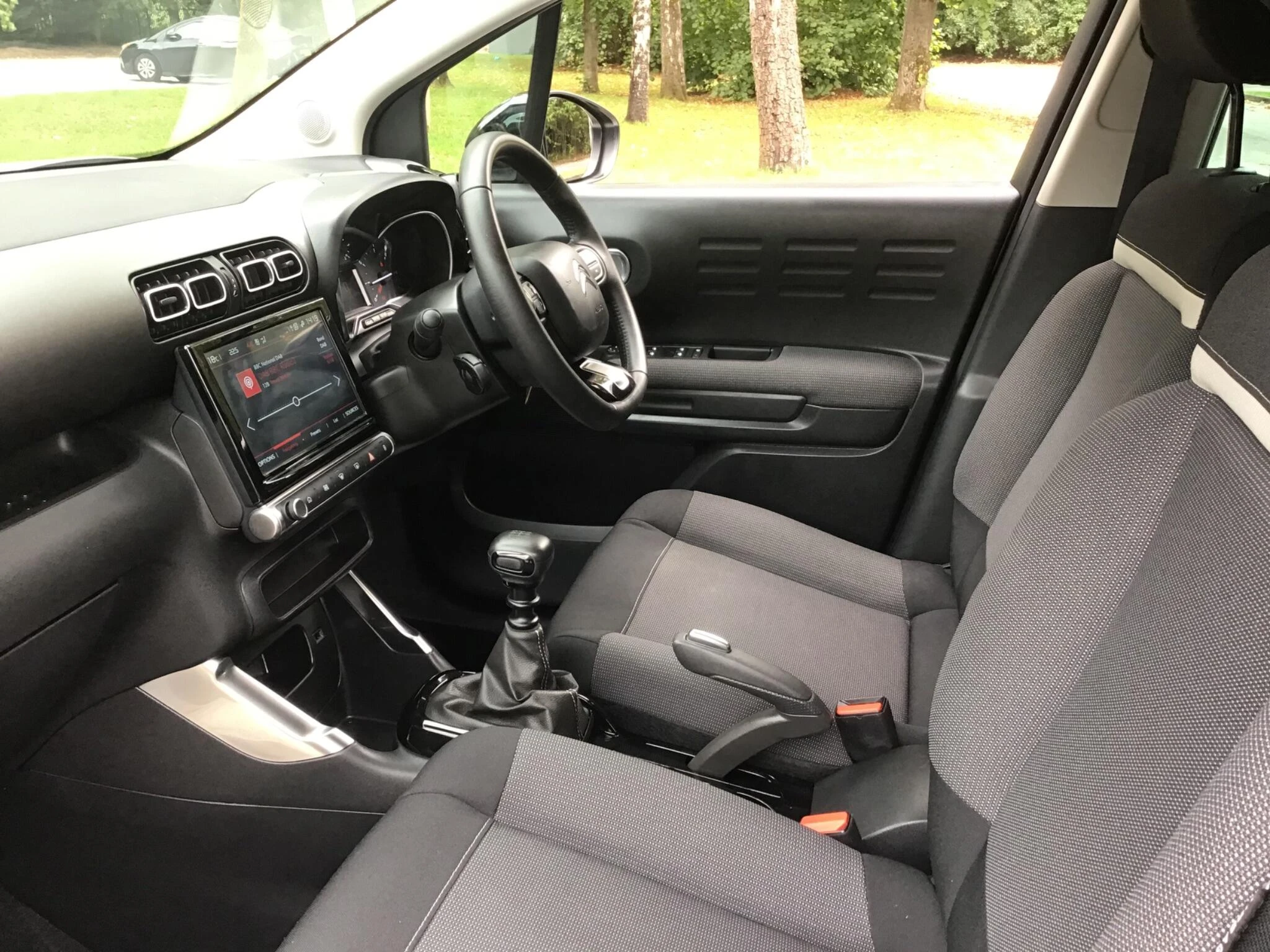 Vehicle image 19