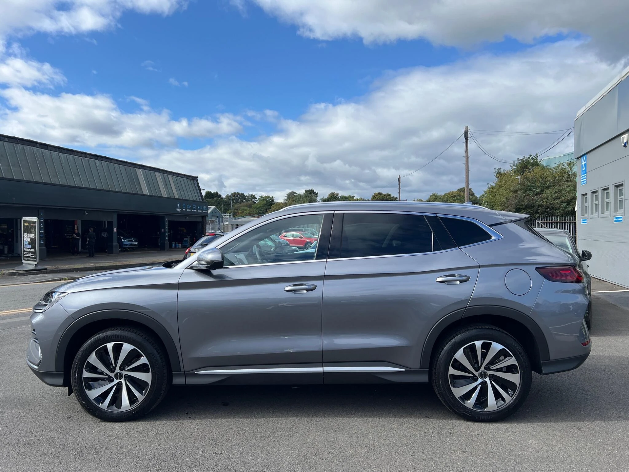 Vehicle image 10