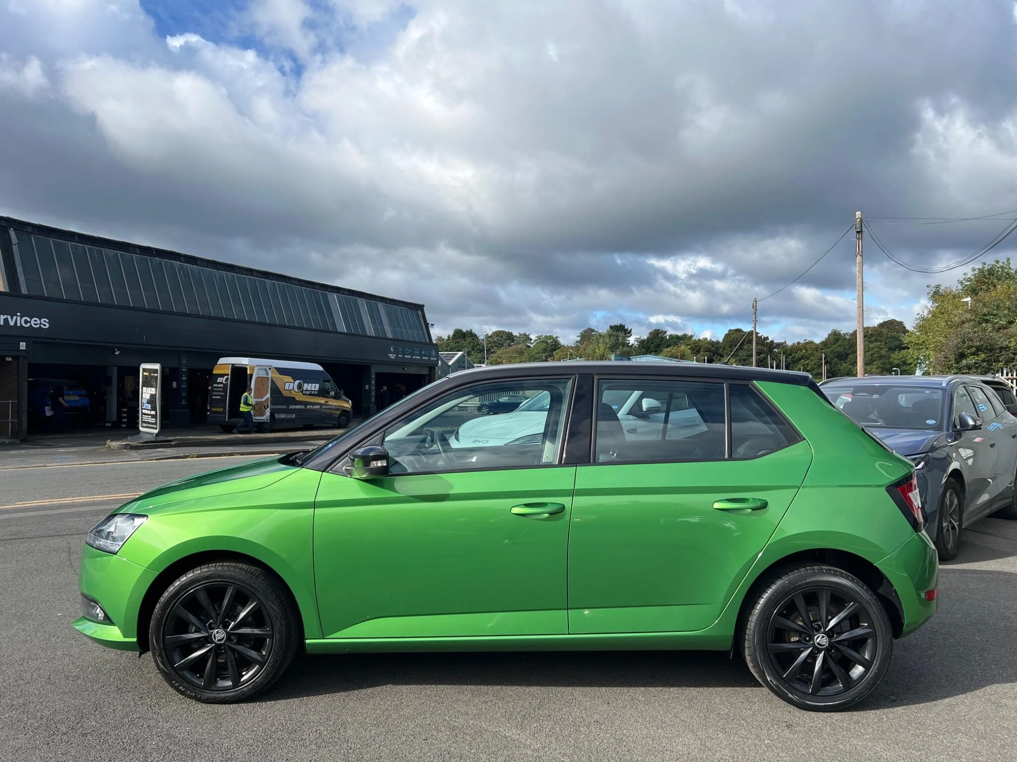 Vehicle image 10