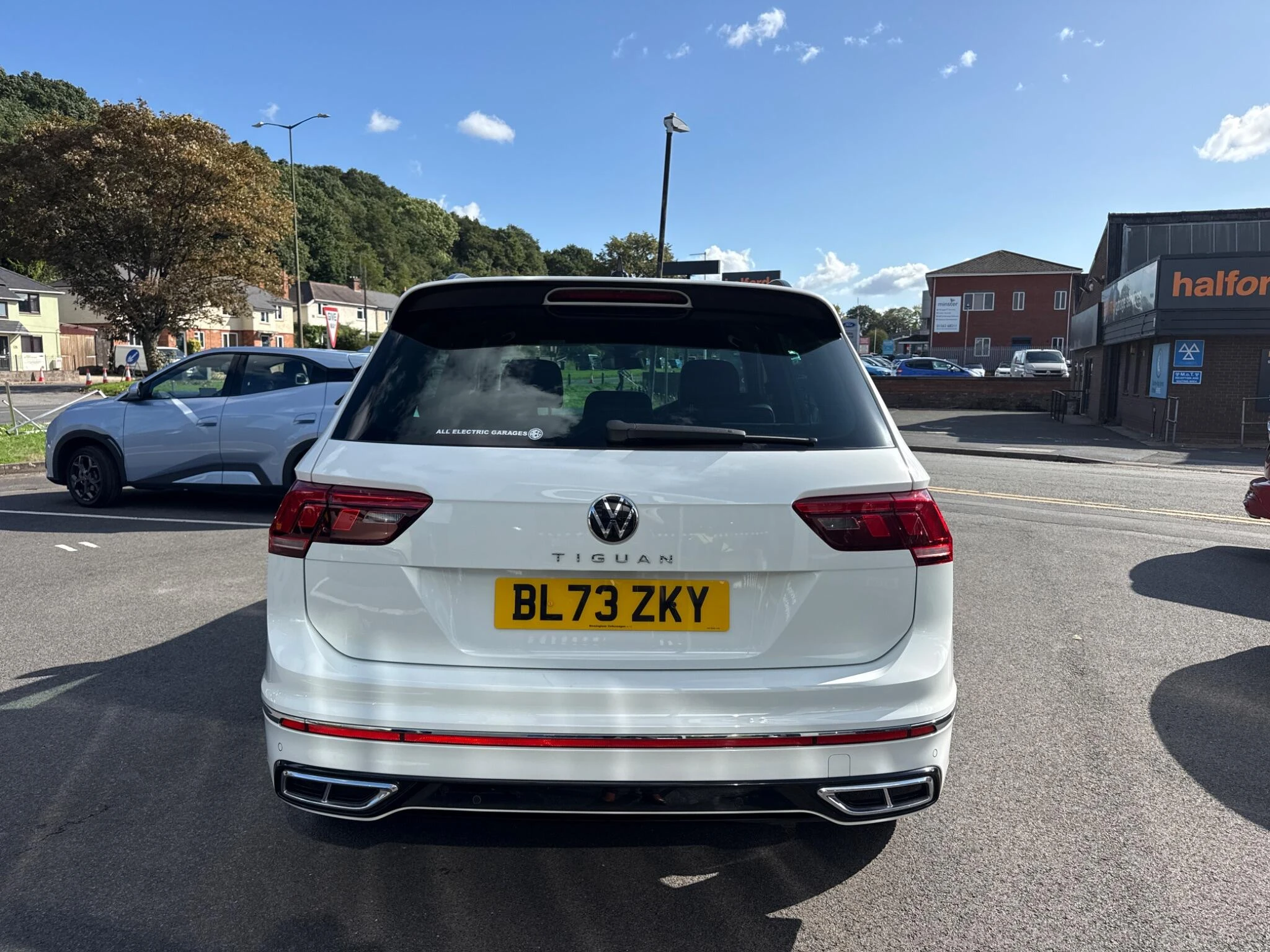 Vehicle image 10