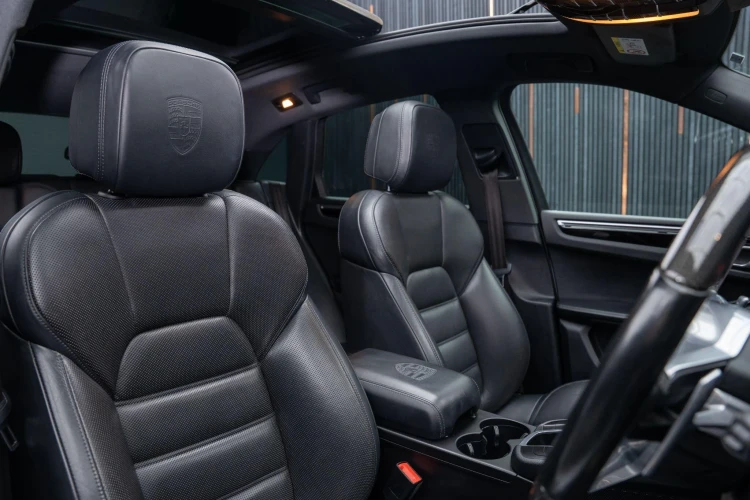 Vehicle Image 12