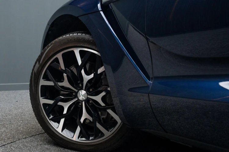 Vehicle Image 13