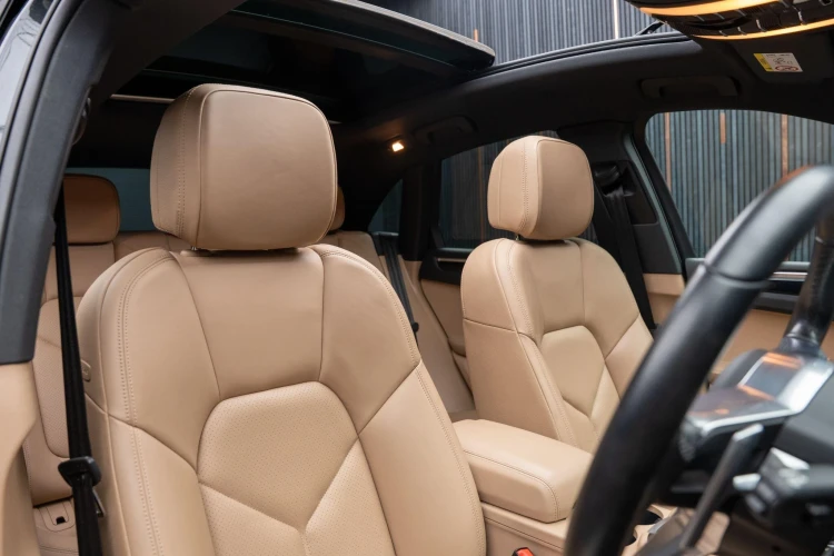 Vehicle Image 12