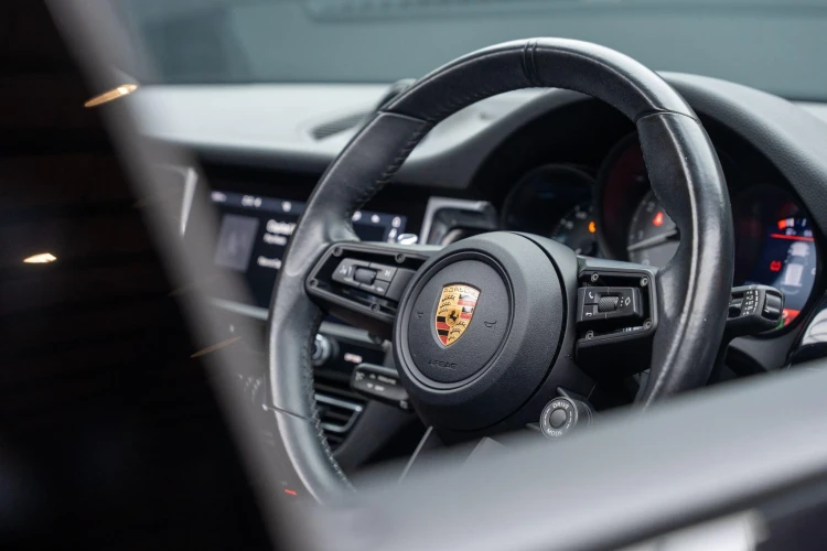 Vehicle Image 32