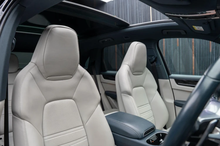 Vehicle Image 12