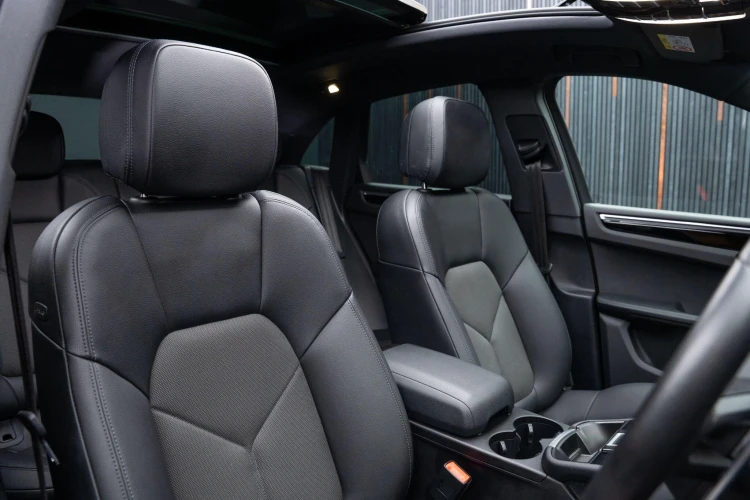 Vehicle Image 12