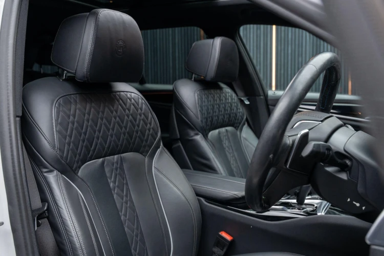 Vehicle Image 12