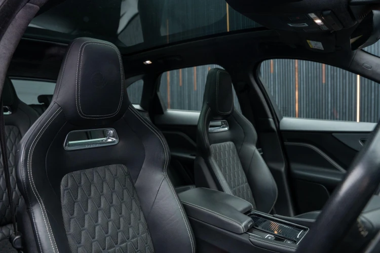 Vehicle Image 12