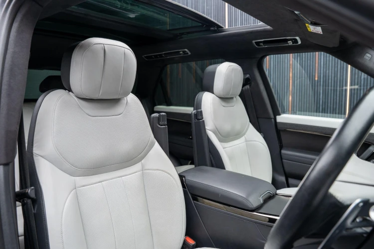 Vehicle Image 12
