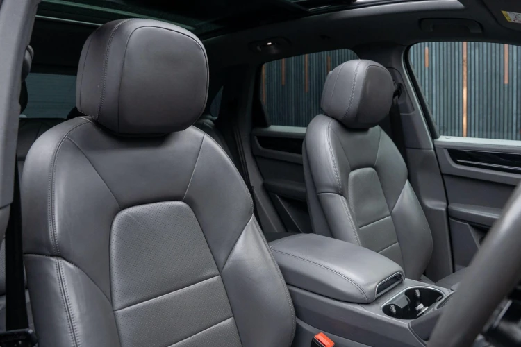 Vehicle Image 12